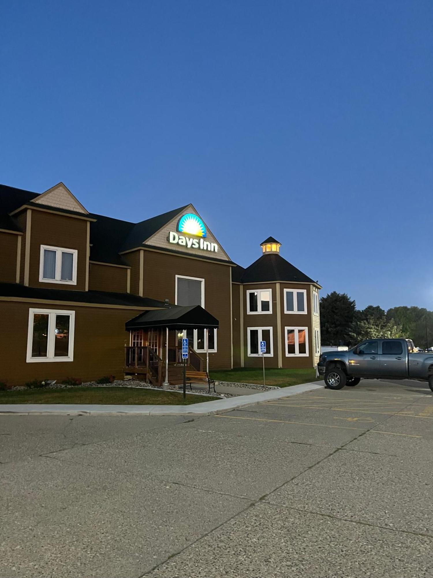 Days Inn By Wyndham Hutchinson Esterno foto