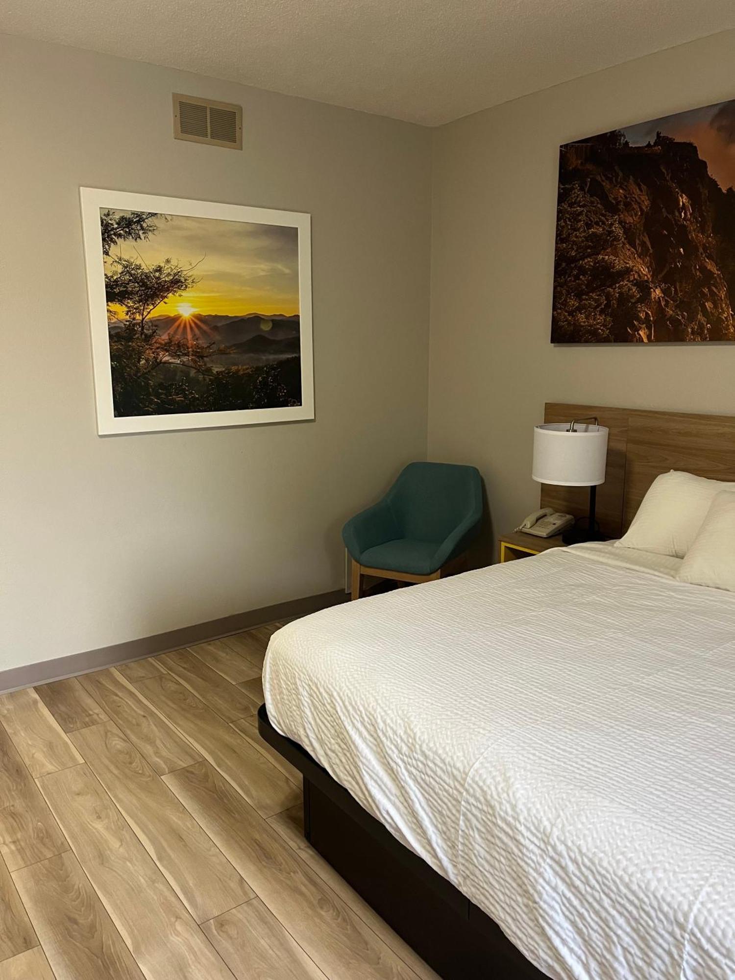 Days Inn By Wyndham Hutchinson Esterno foto