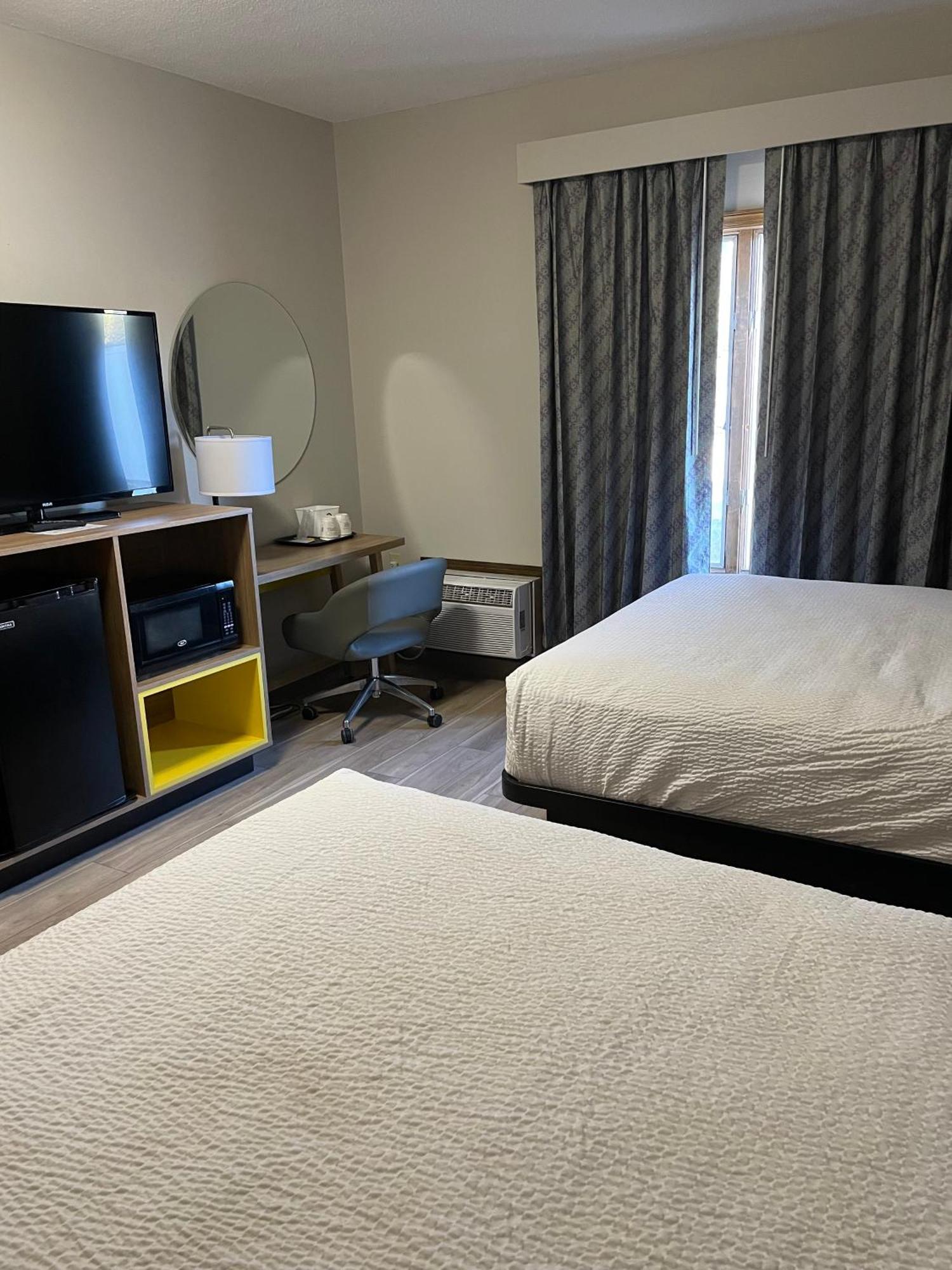Days Inn By Wyndham Hutchinson Esterno foto