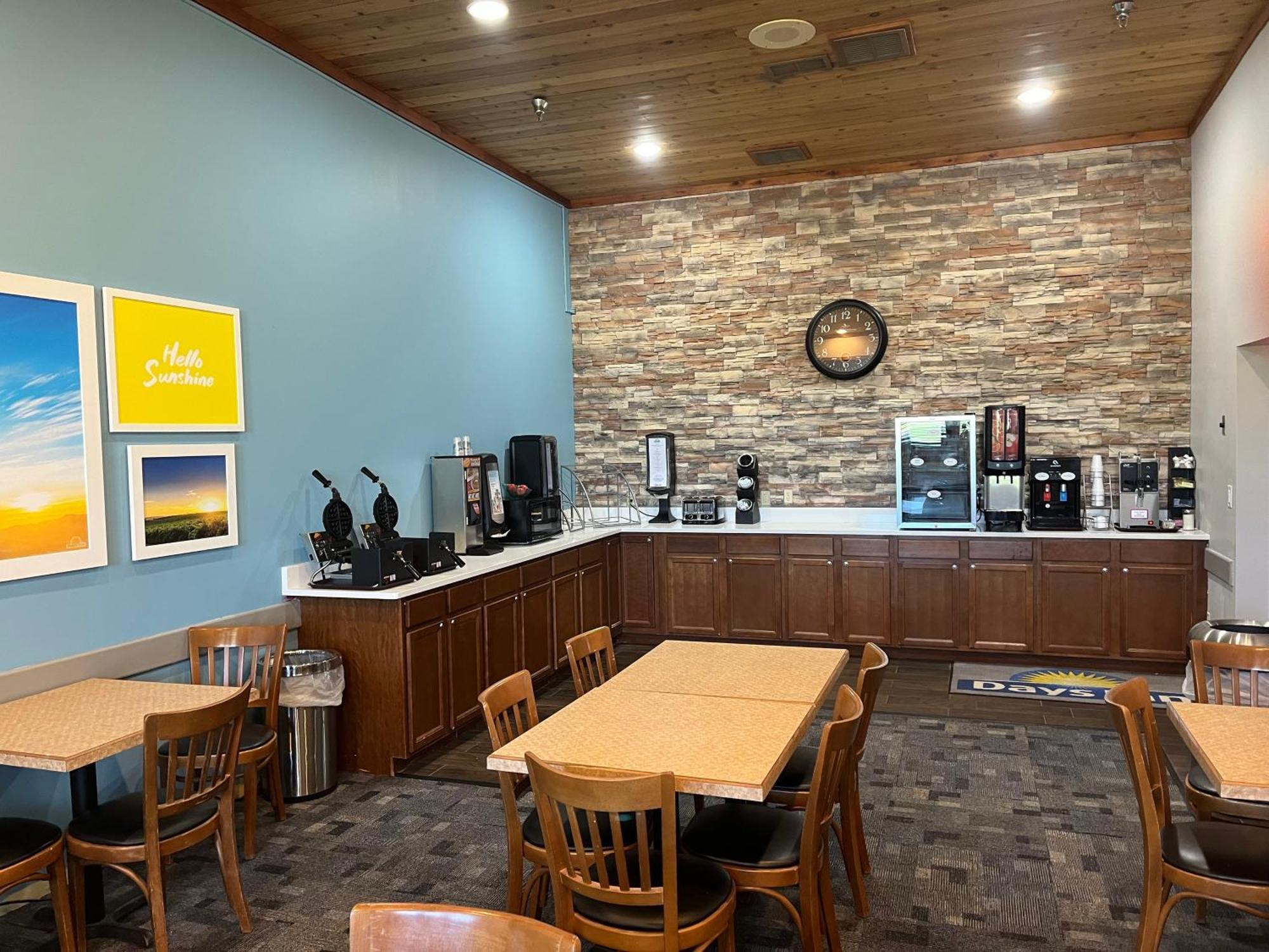 Days Inn By Wyndham Hutchinson Esterno foto
