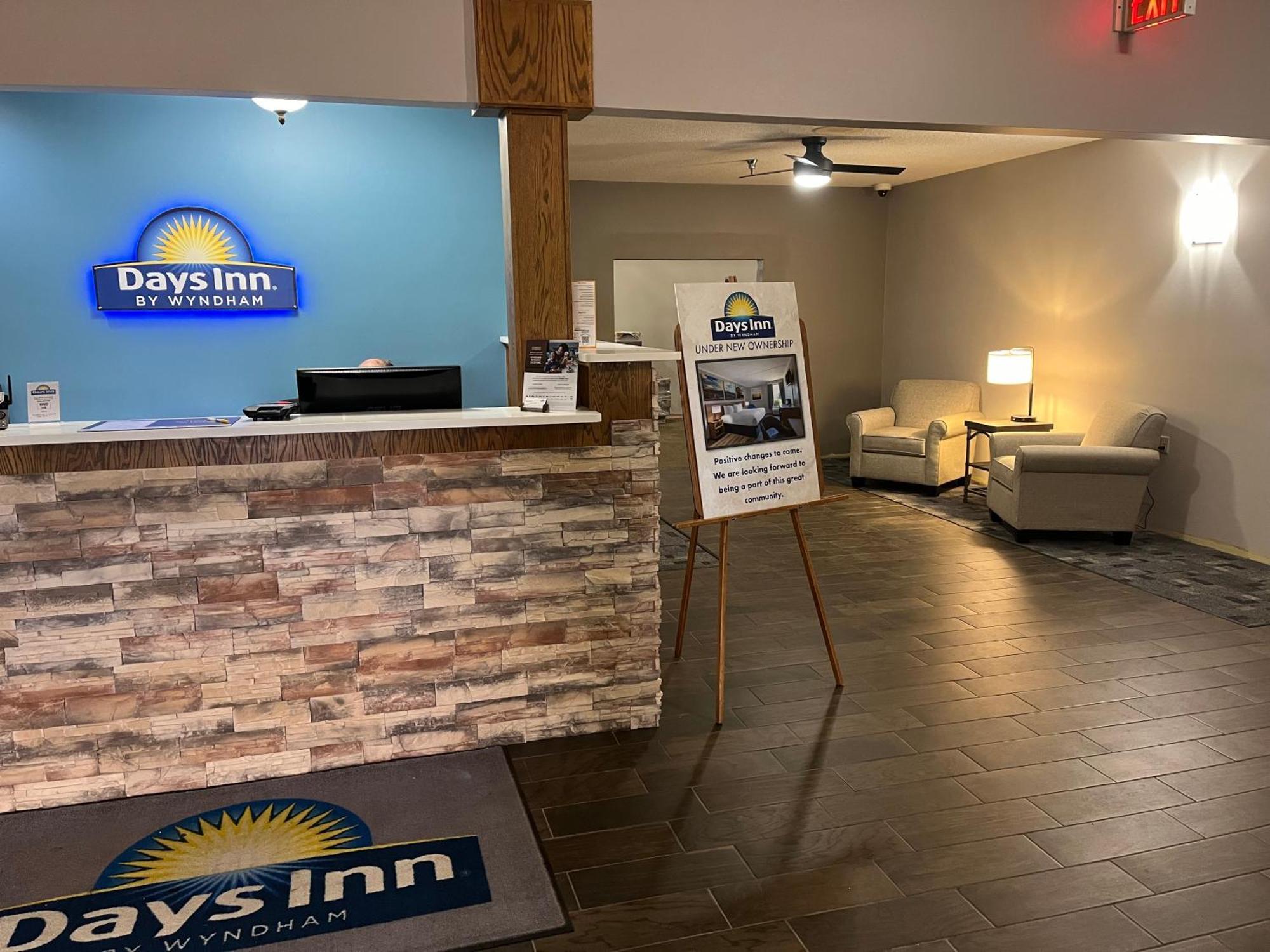 Days Inn By Wyndham Hutchinson Esterno foto