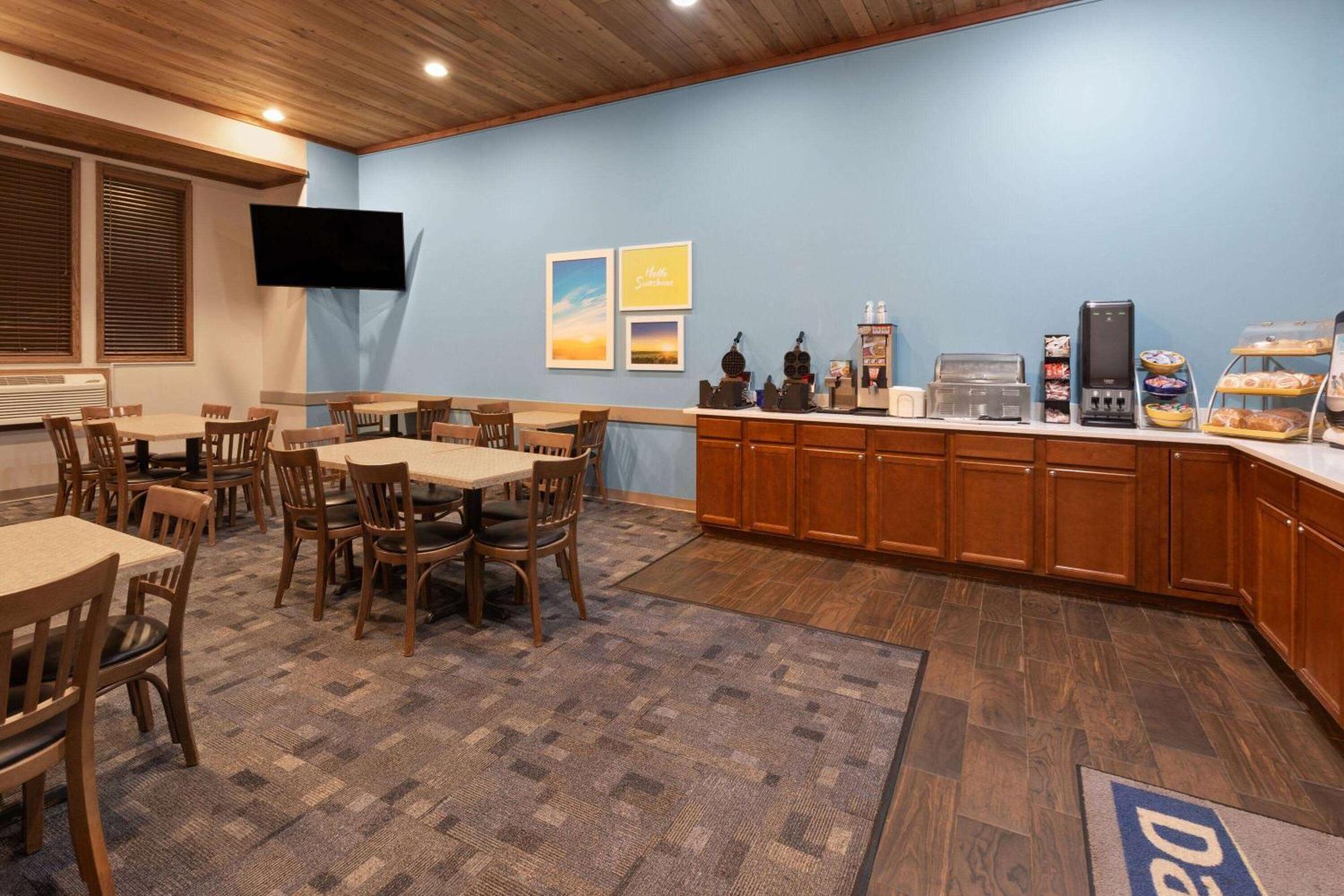 Days Inn By Wyndham Hutchinson Esterno foto