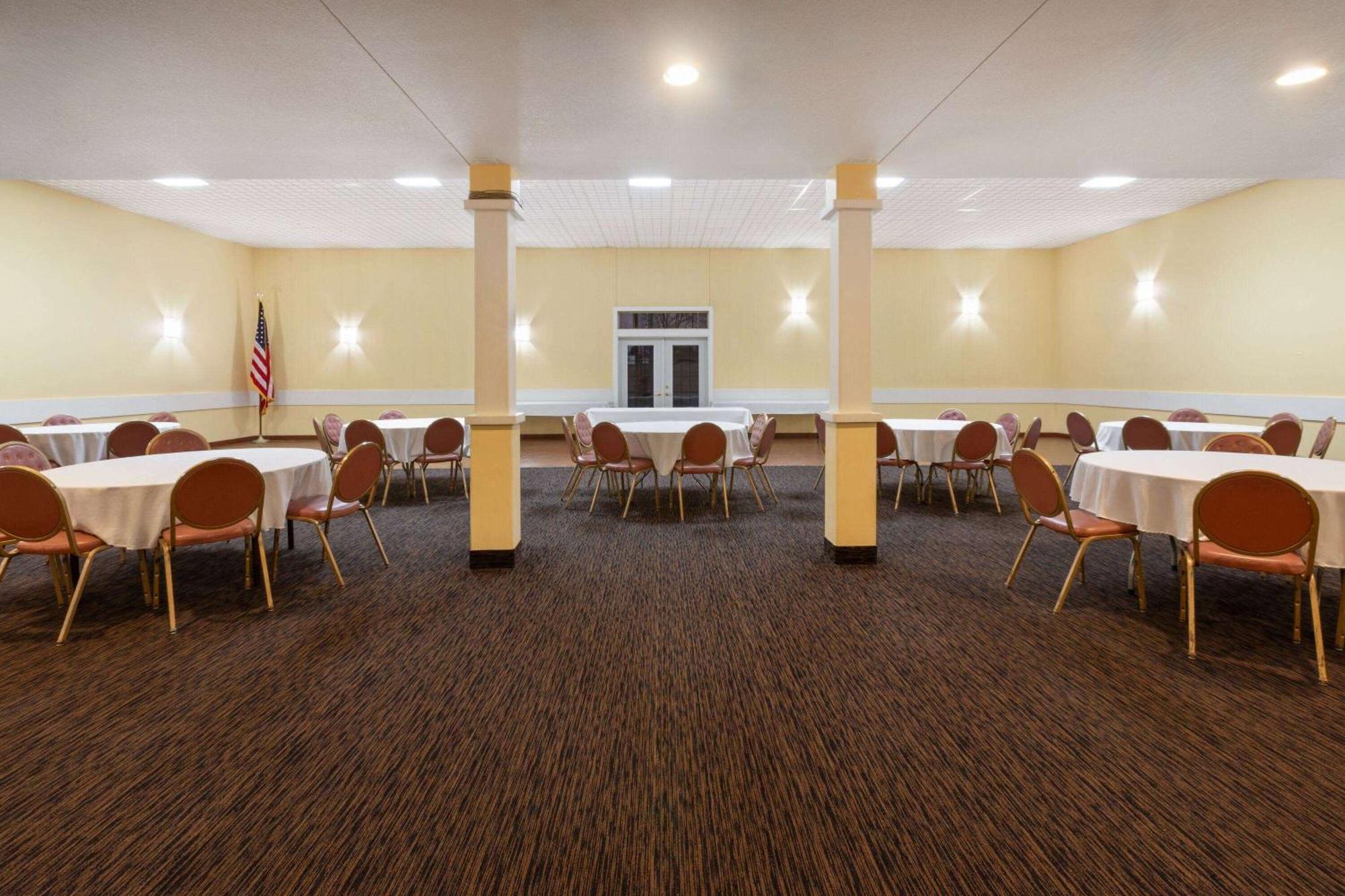 Days Inn By Wyndham Hutchinson Esterno foto