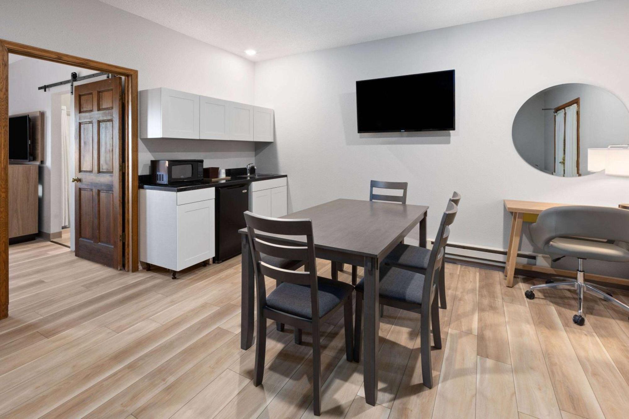 Days Inn By Wyndham Hutchinson Esterno foto