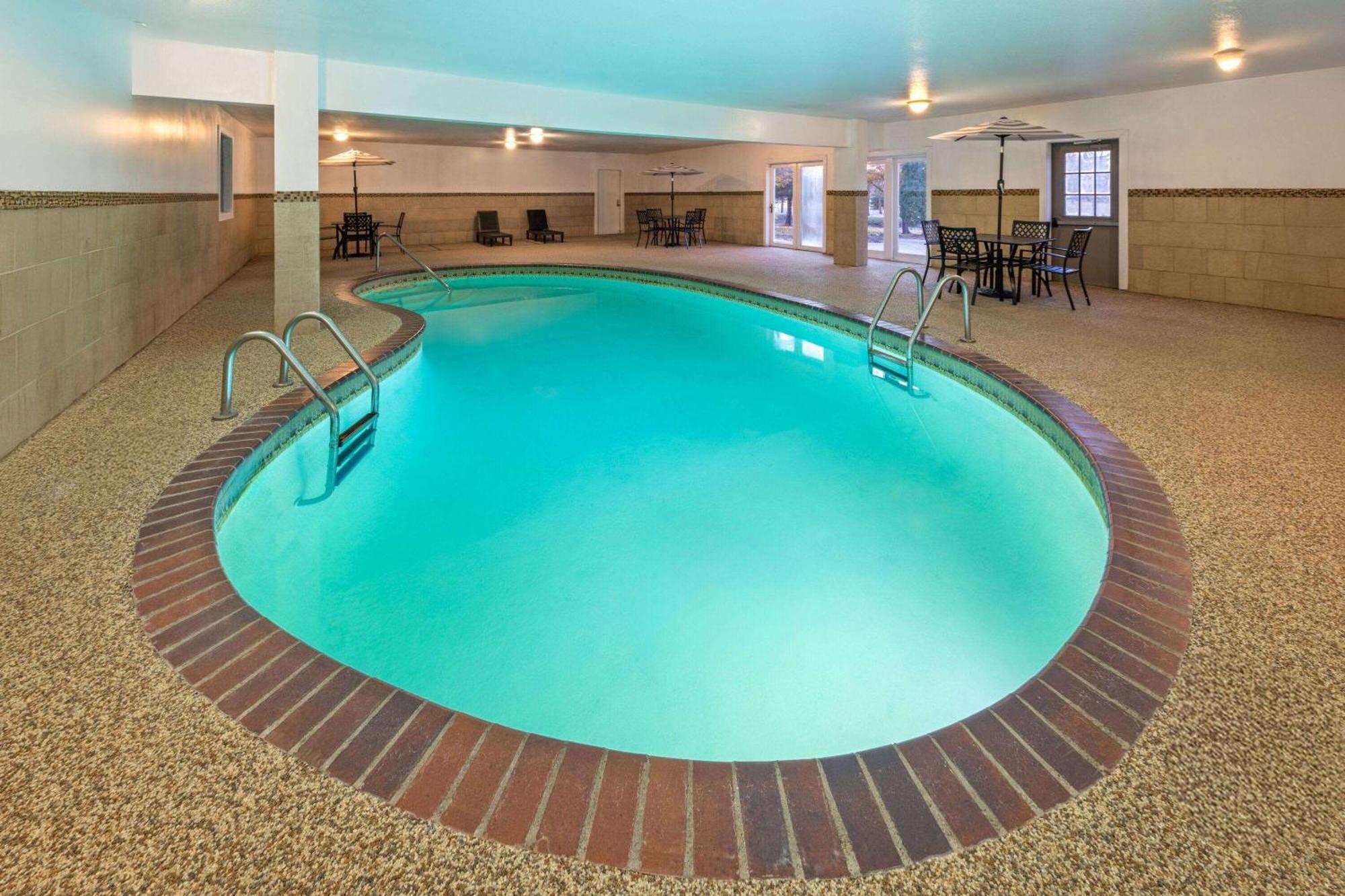 Days Inn By Wyndham Hutchinson Esterno foto